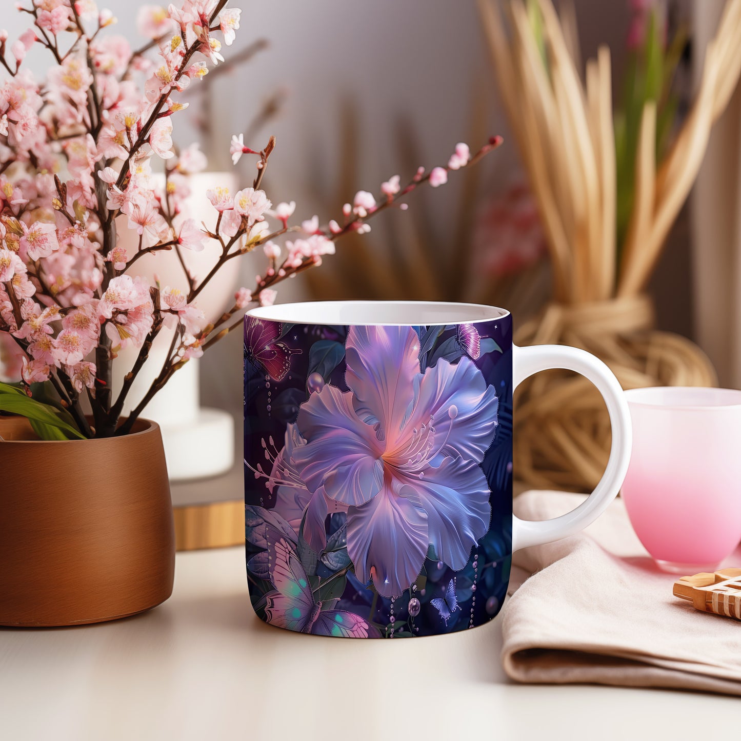 Hrnek s květem hibisku a motýly