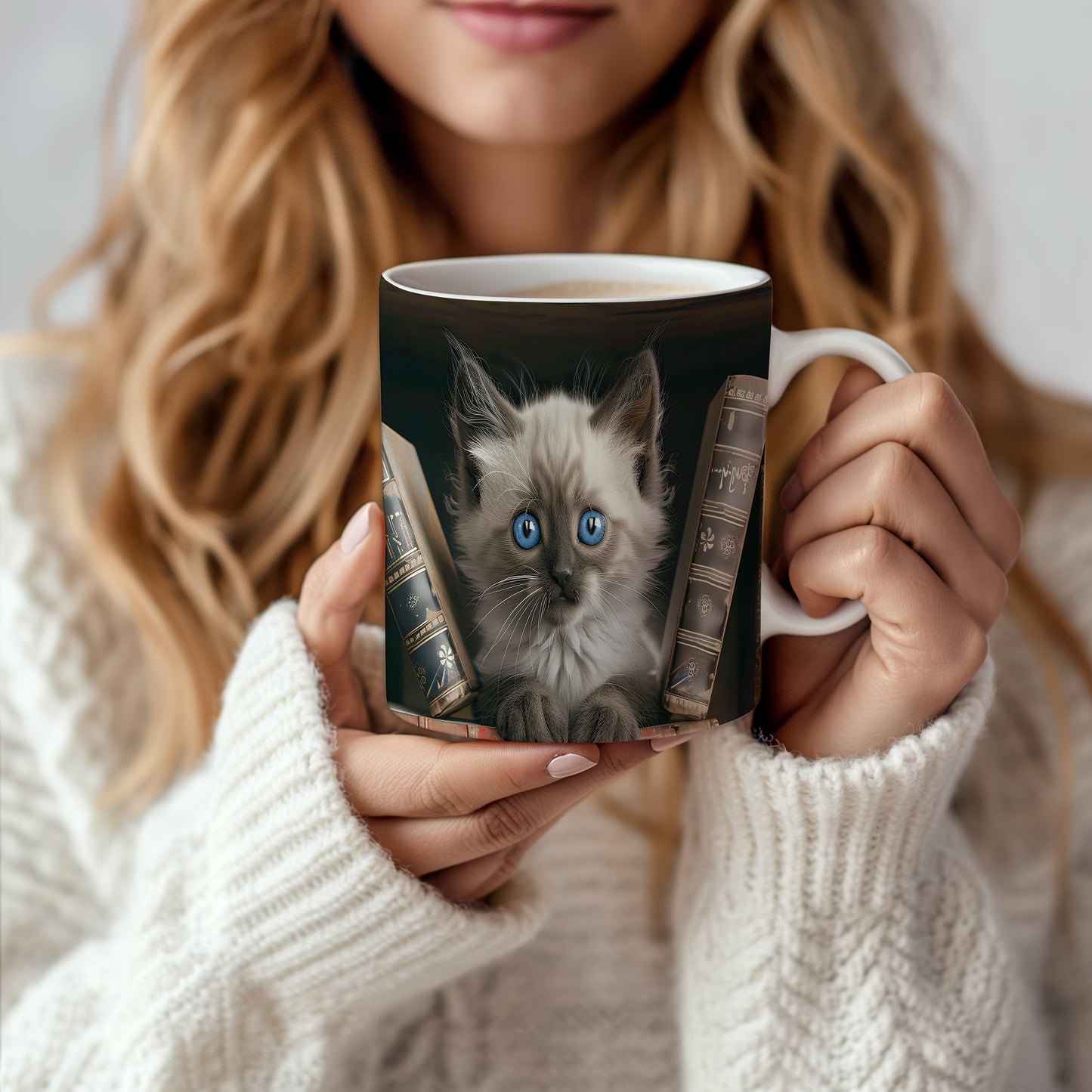 Hrnek s roztomilým koťátkem s modrýma očima