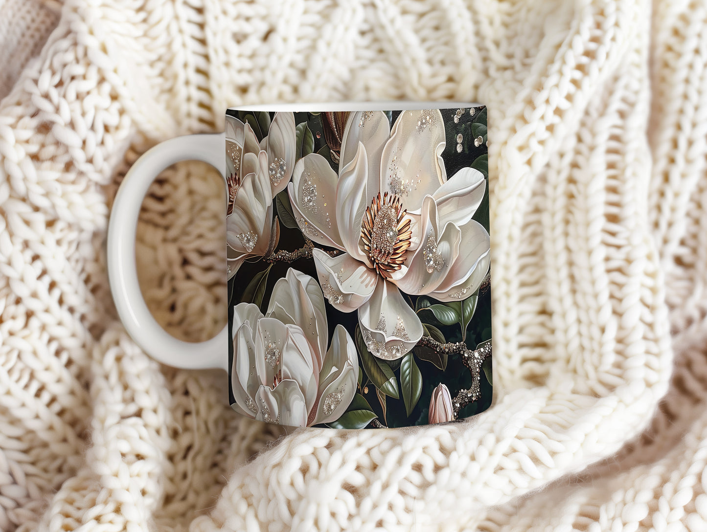 Hrnek s elegantními bílými květy magnolie