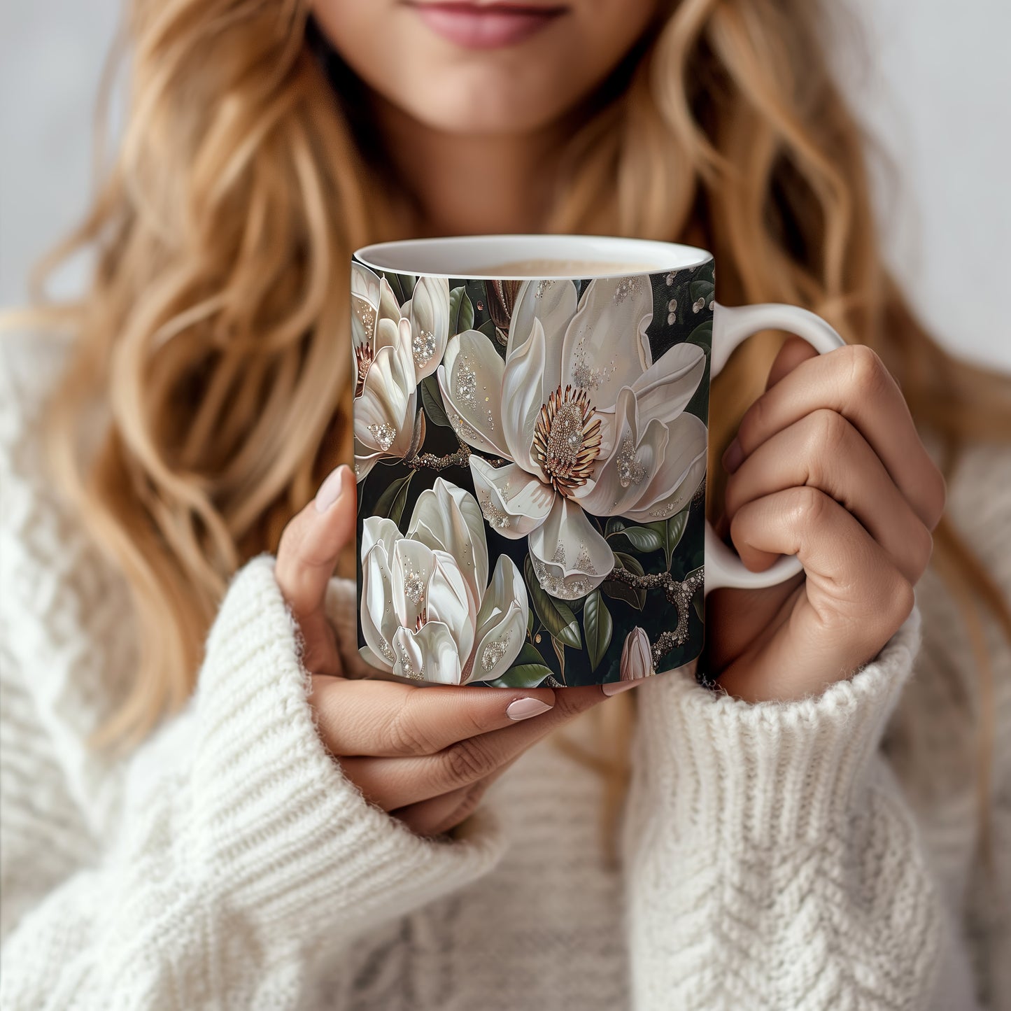 Hrnek s elegantními bílými květy magnolie