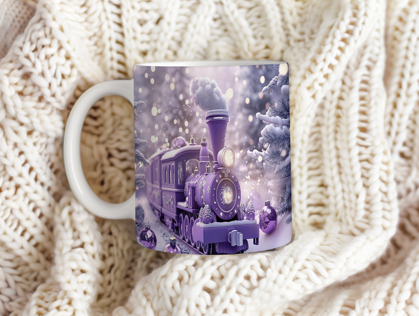 Hrnek s fialovým vlakem v zimní krajině