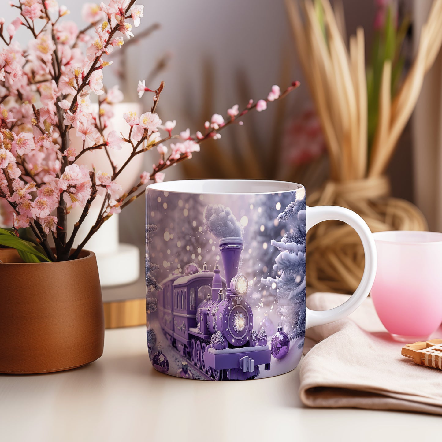 Hrnek s fialovým vlakem v zimní krajině