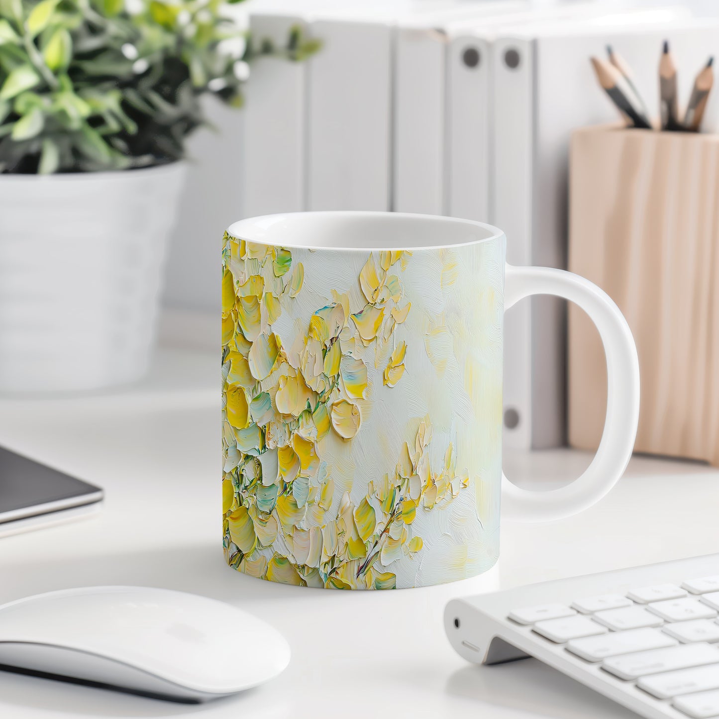 Hrnek s květinovým motivem v žlutých tónech – minimalistický styl