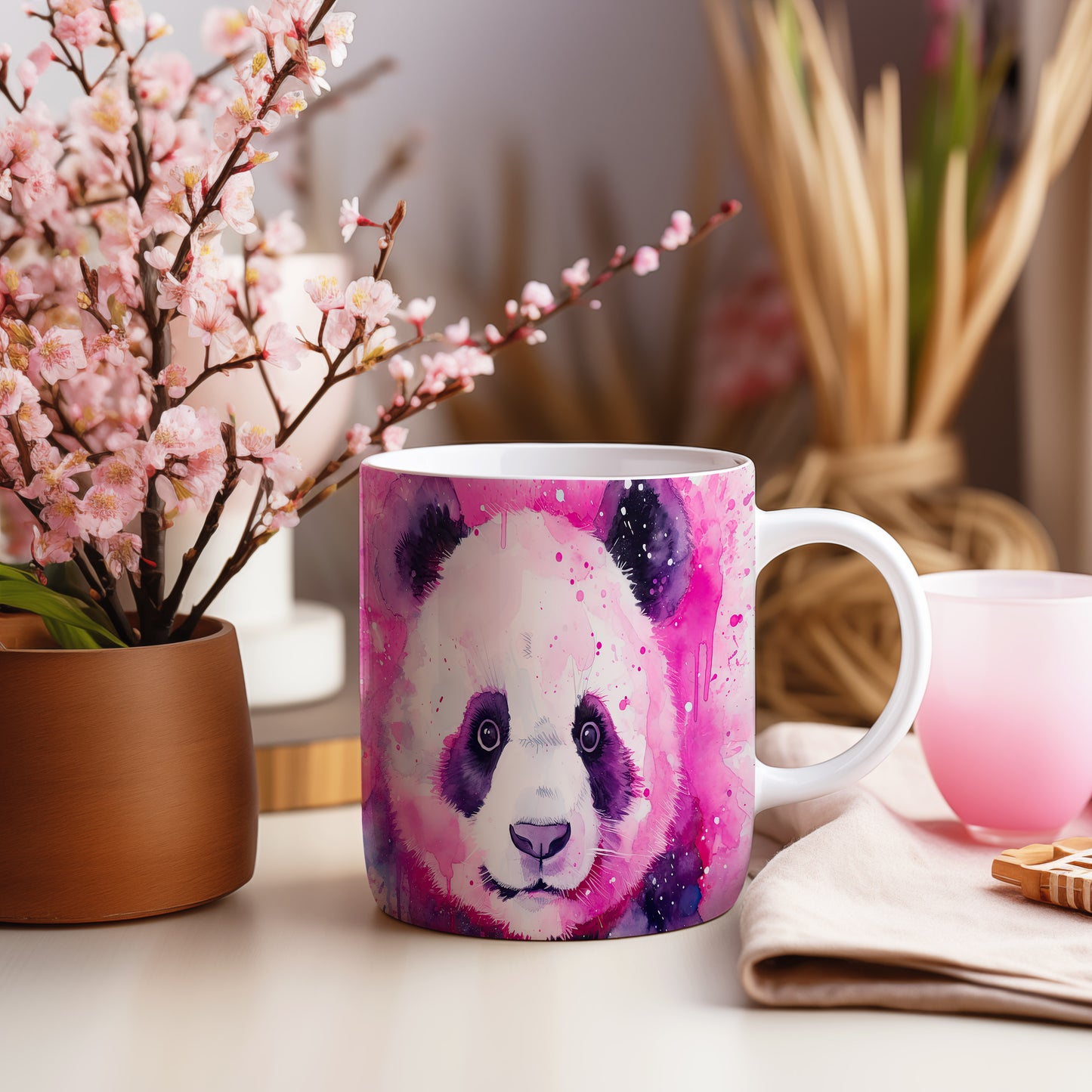 Hrnek s portrétem pandy na růžovém pozadí