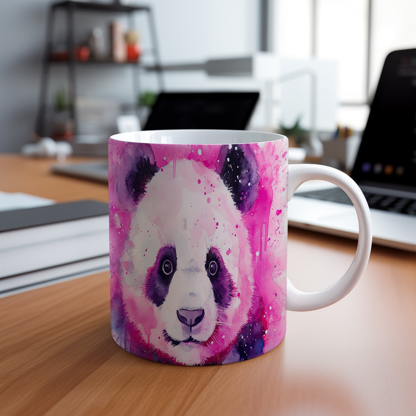 Hrnek s portrétem pandy na růžovém pozadí