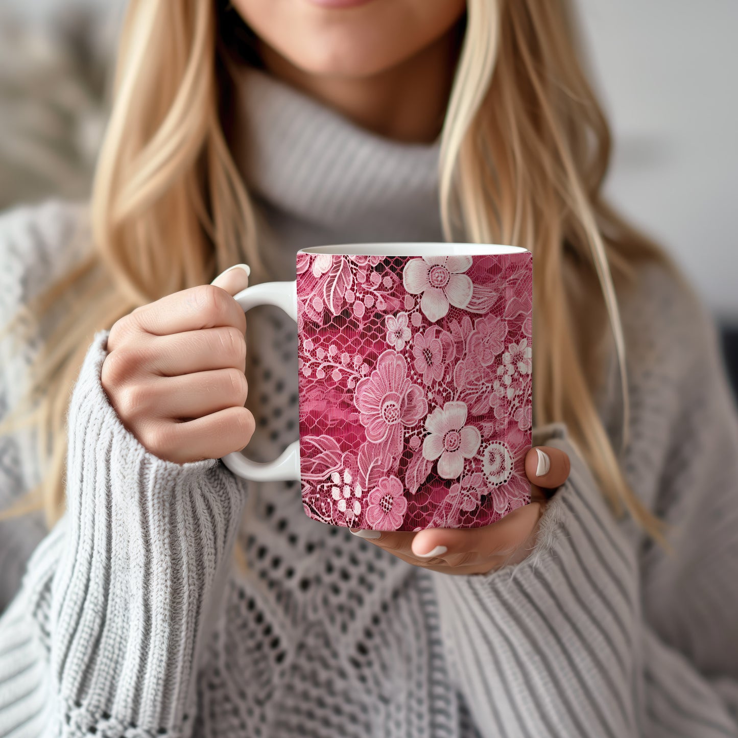 Hrnek s elegantním květinovým vzorem v růžových tónech – moderním stylem
