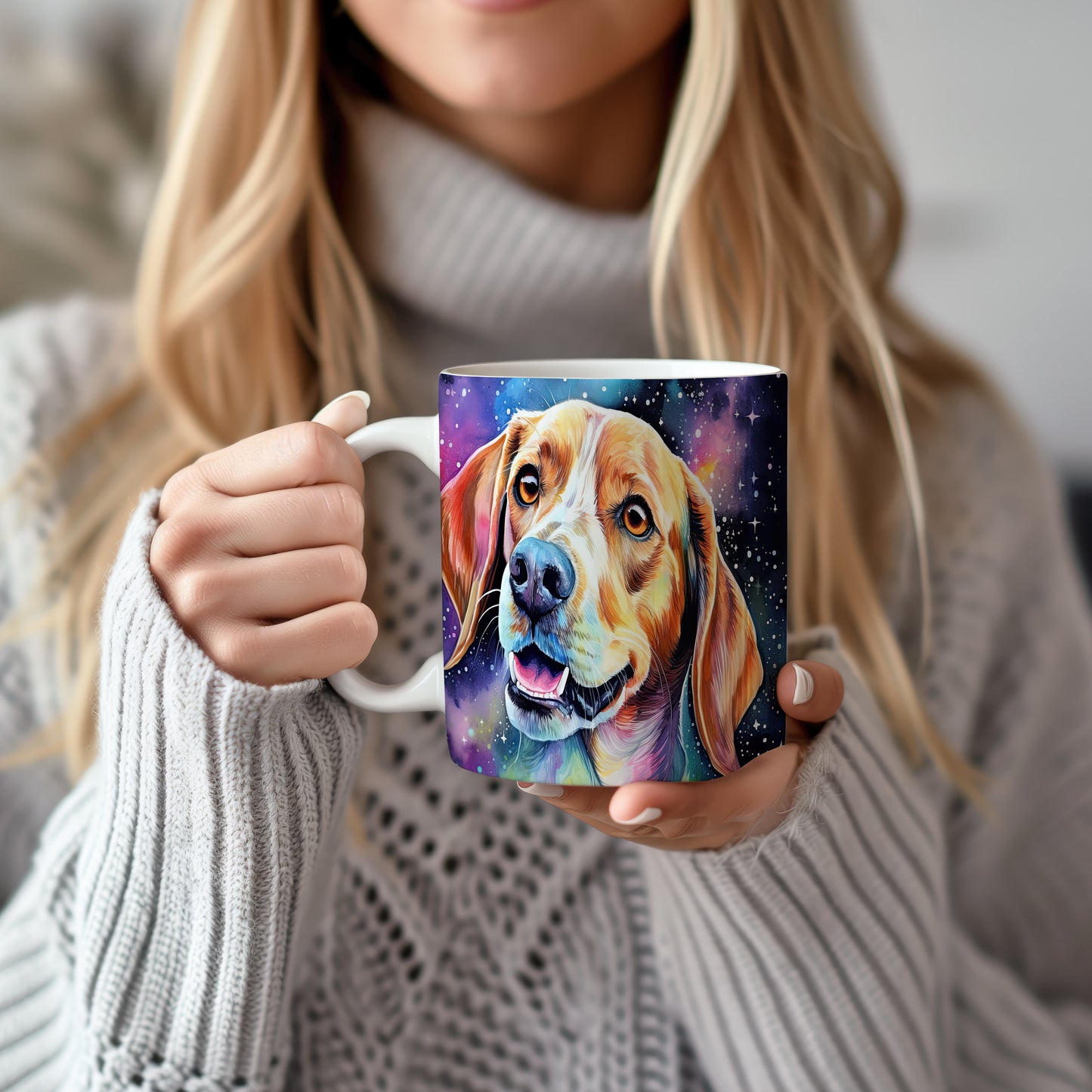 Hrnek s roztomilým beagle psem v kosmickém pozadí