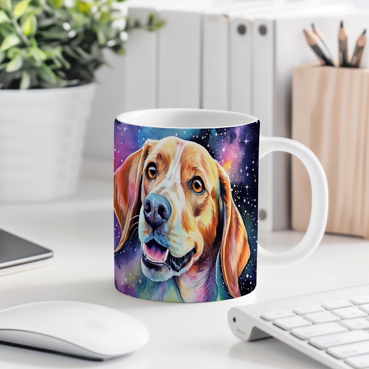 Hrnek s roztomilým beagle psem v kosmickém pozadí