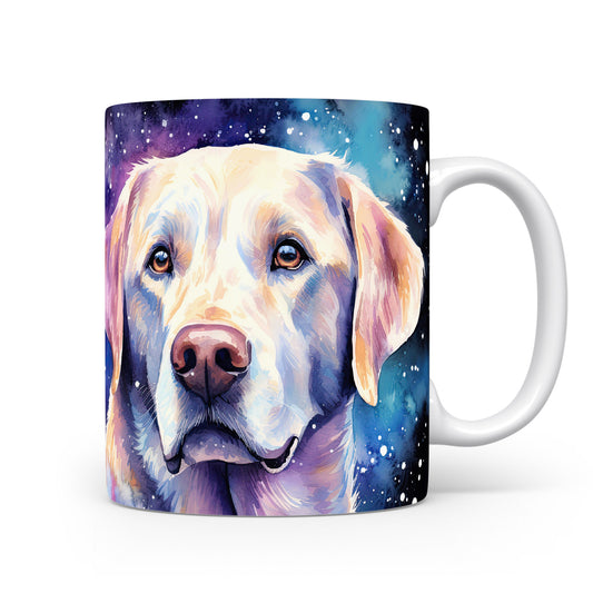 Hrnek s labradorem na pozadí galaxie