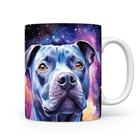 Hrnek s modrým pitbullem teriérem v galaxii