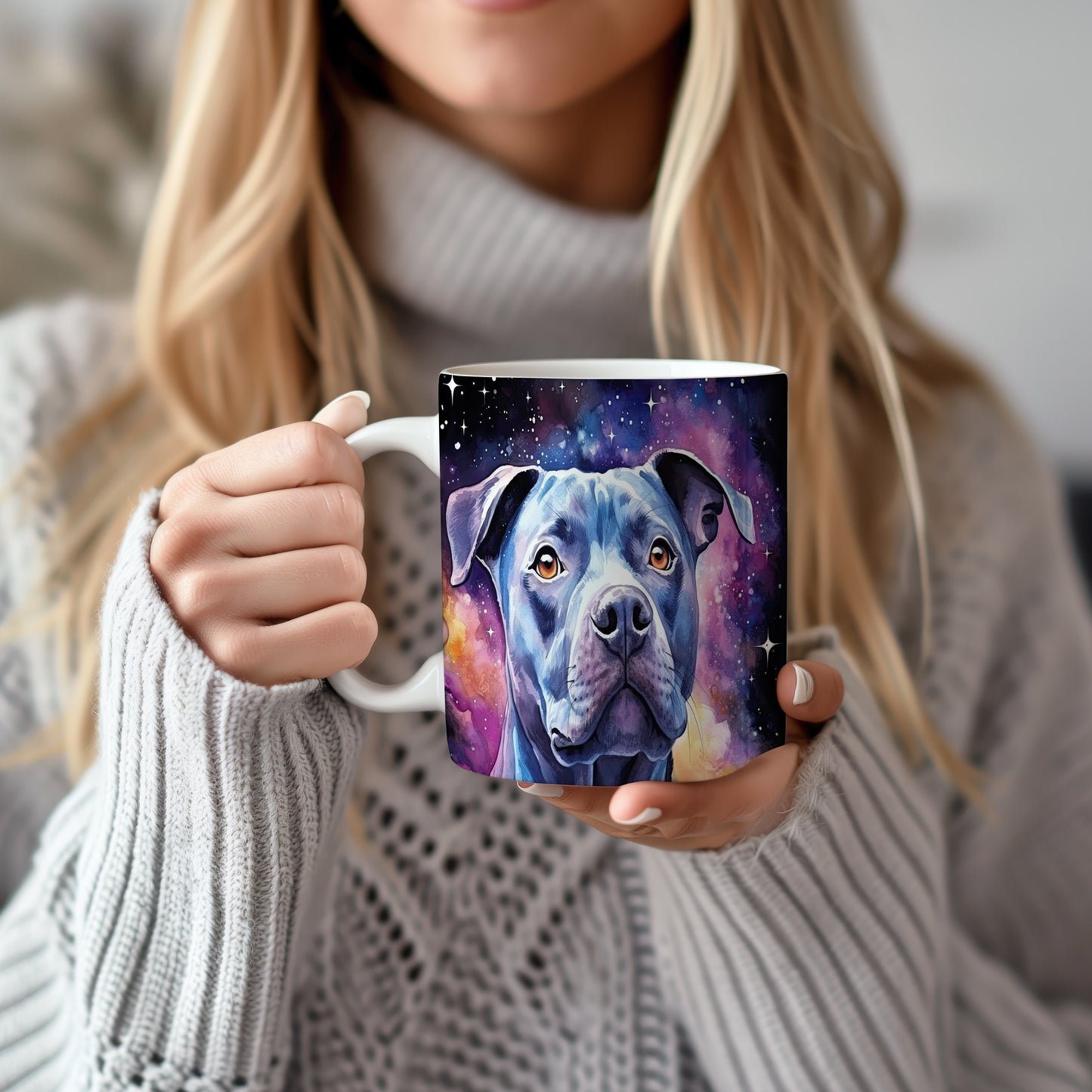 Hrnek s modrým pitbullem teriérem v galaxii