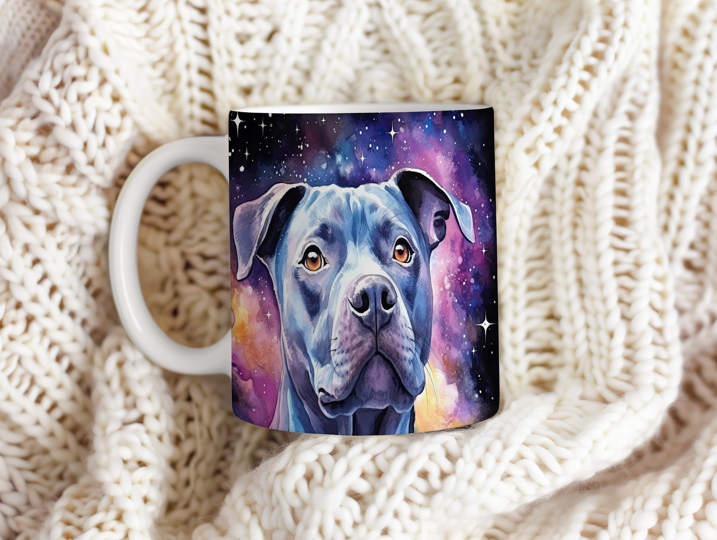 Hrnek s modrým pitbullem teriérem v galaxii