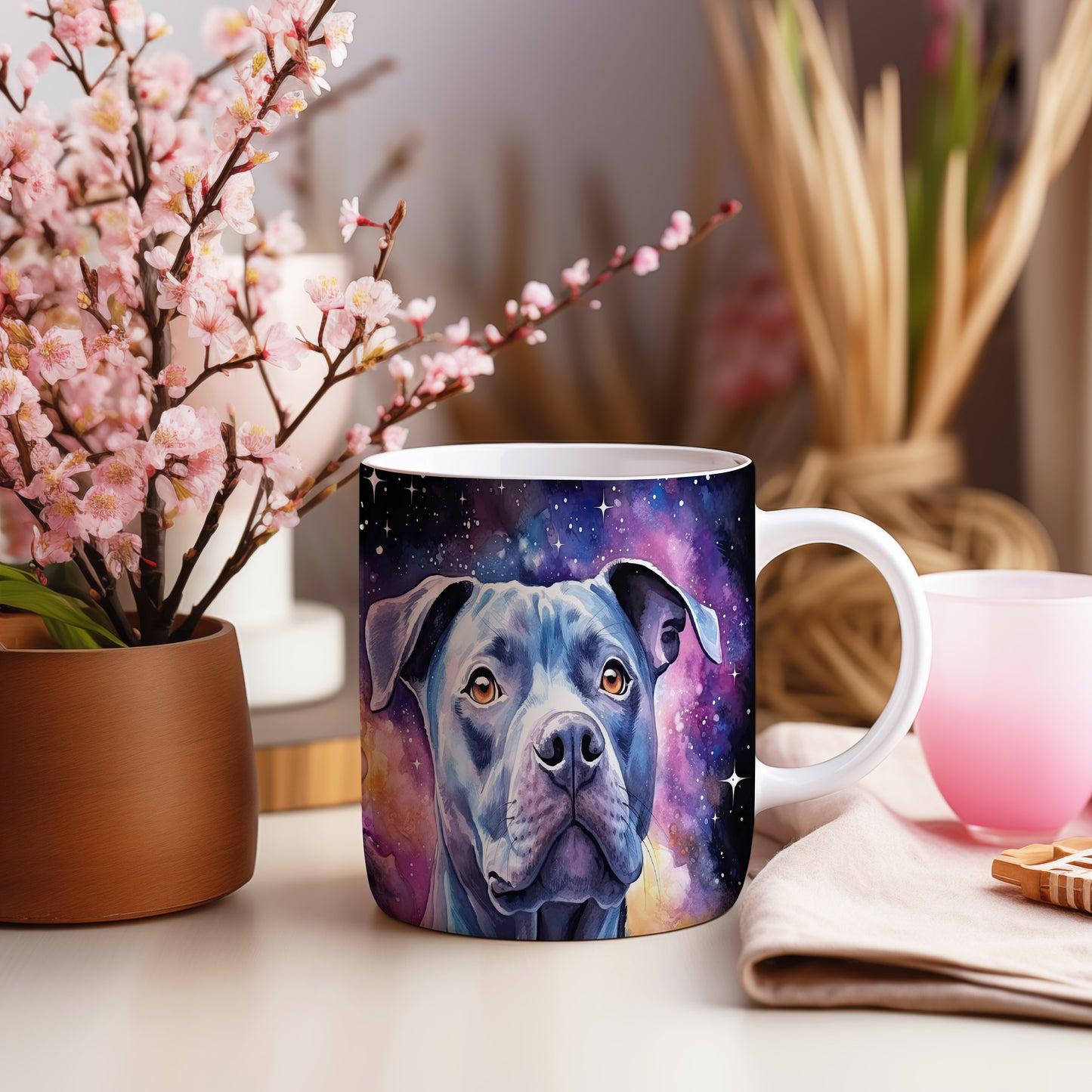 Hrnek s modrým pitbullem teriérem v galaxii