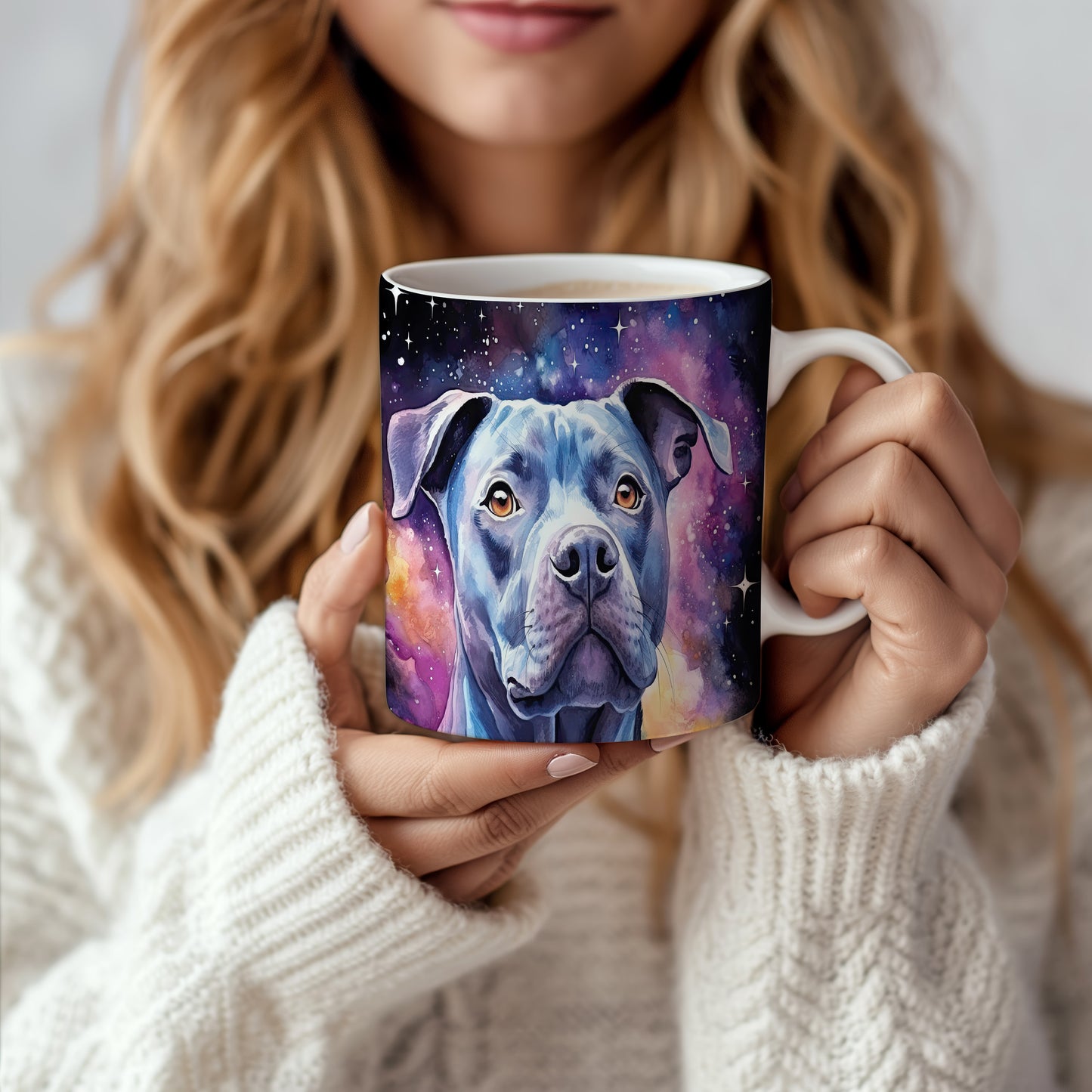 Hrnek s modrým pitbullem teriérem v galaxii