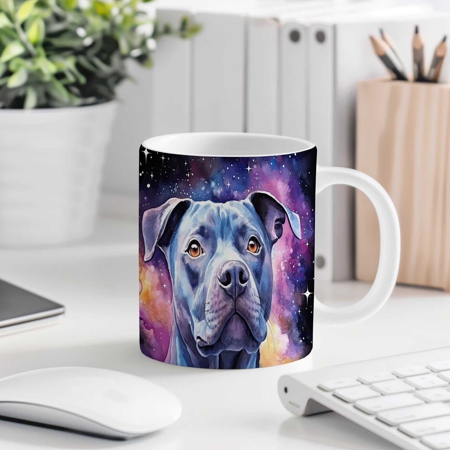 Hrnek s modrým pitbullem teriérem v galaxii