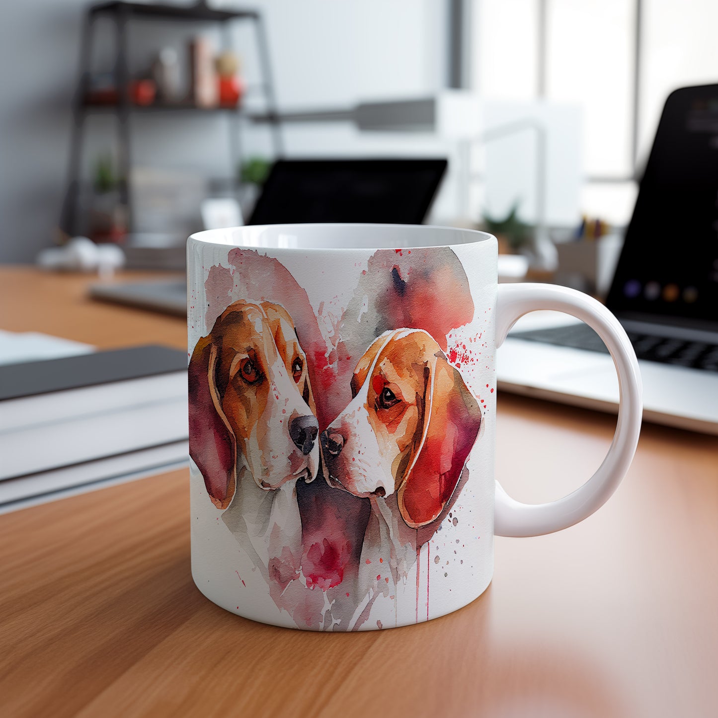 Hrnek s beaglemi v akvarelovém stylu