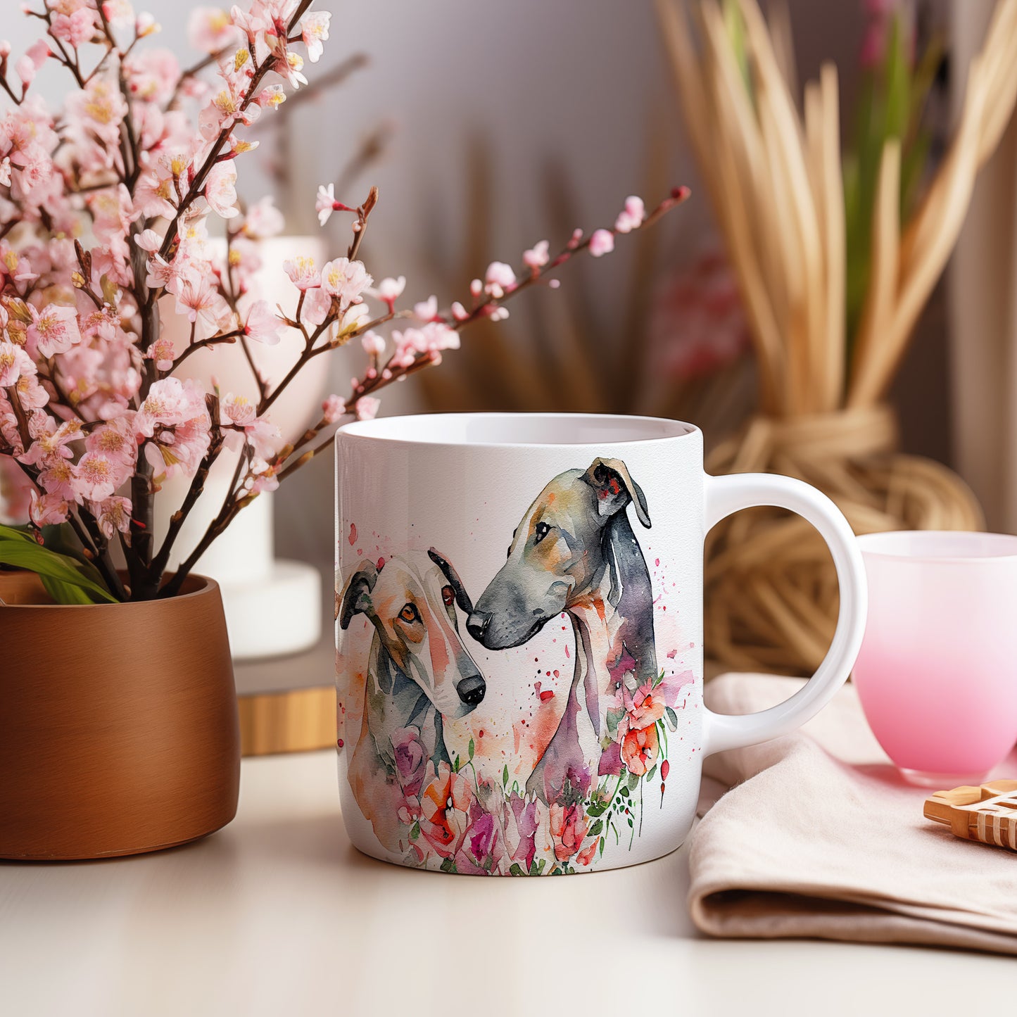 Hrnek s akvarelovými greyhoundy v květinovém designu