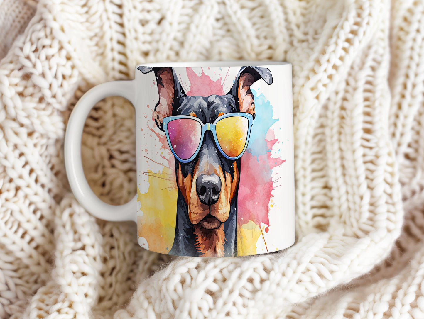 Hrnek s roztomilým dobermanem v brýlích – modrými detaily