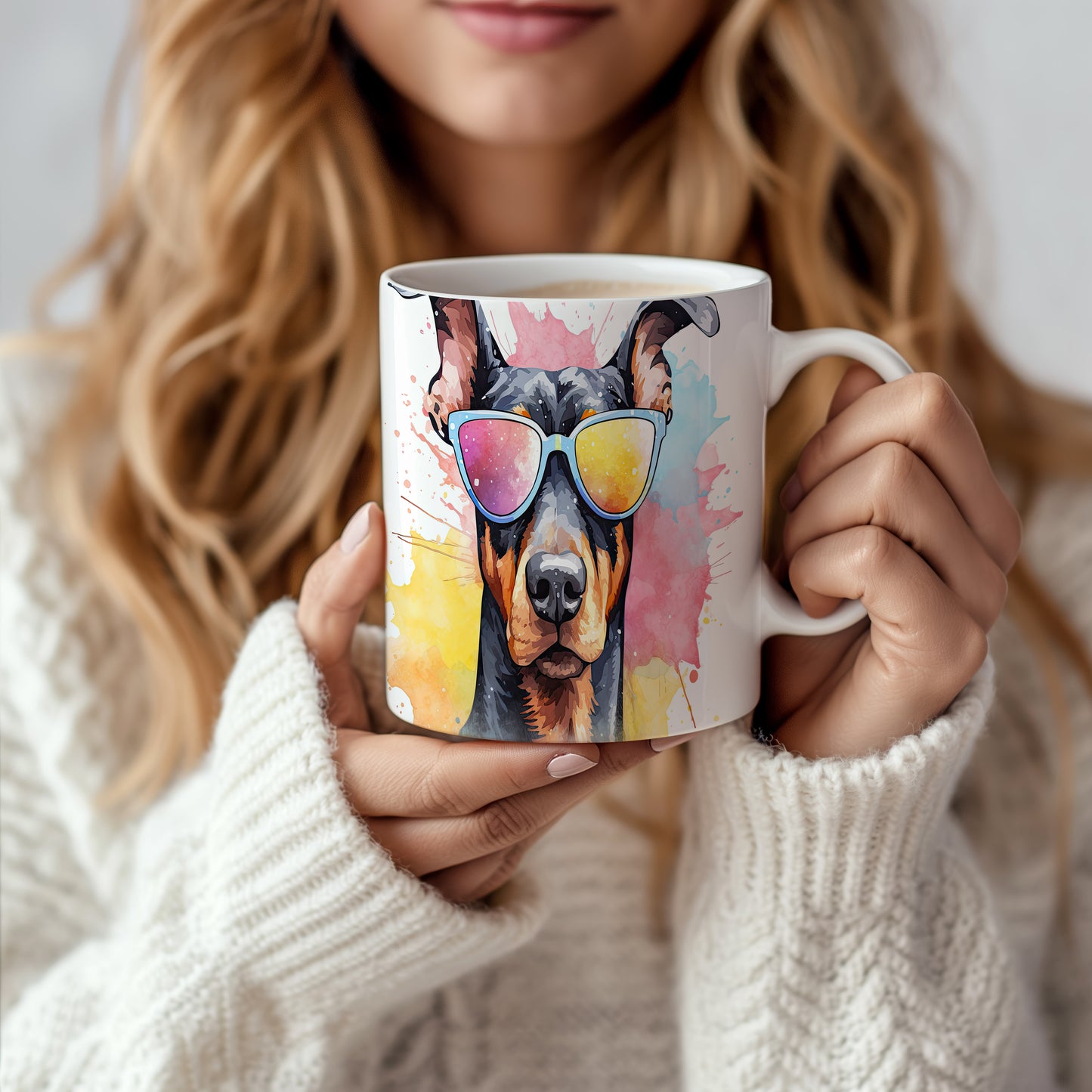 Hrnek s roztomilým dobermanem v brýlích – modrými detaily