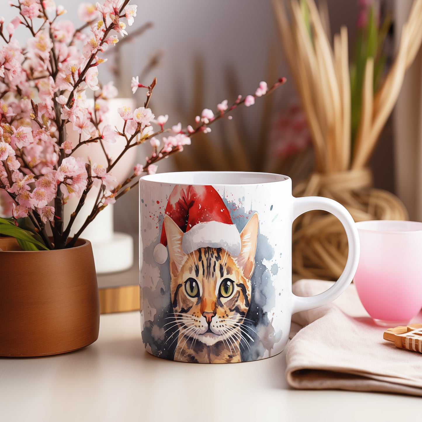 Hrnek s bengálskou kočkou v čepici Santa