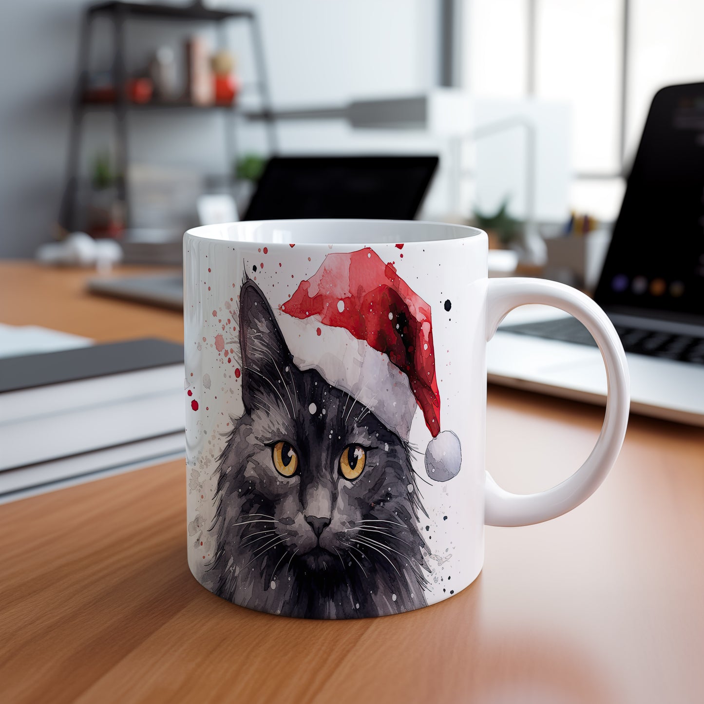 Hrnek se černou kočkou v čepici Santa