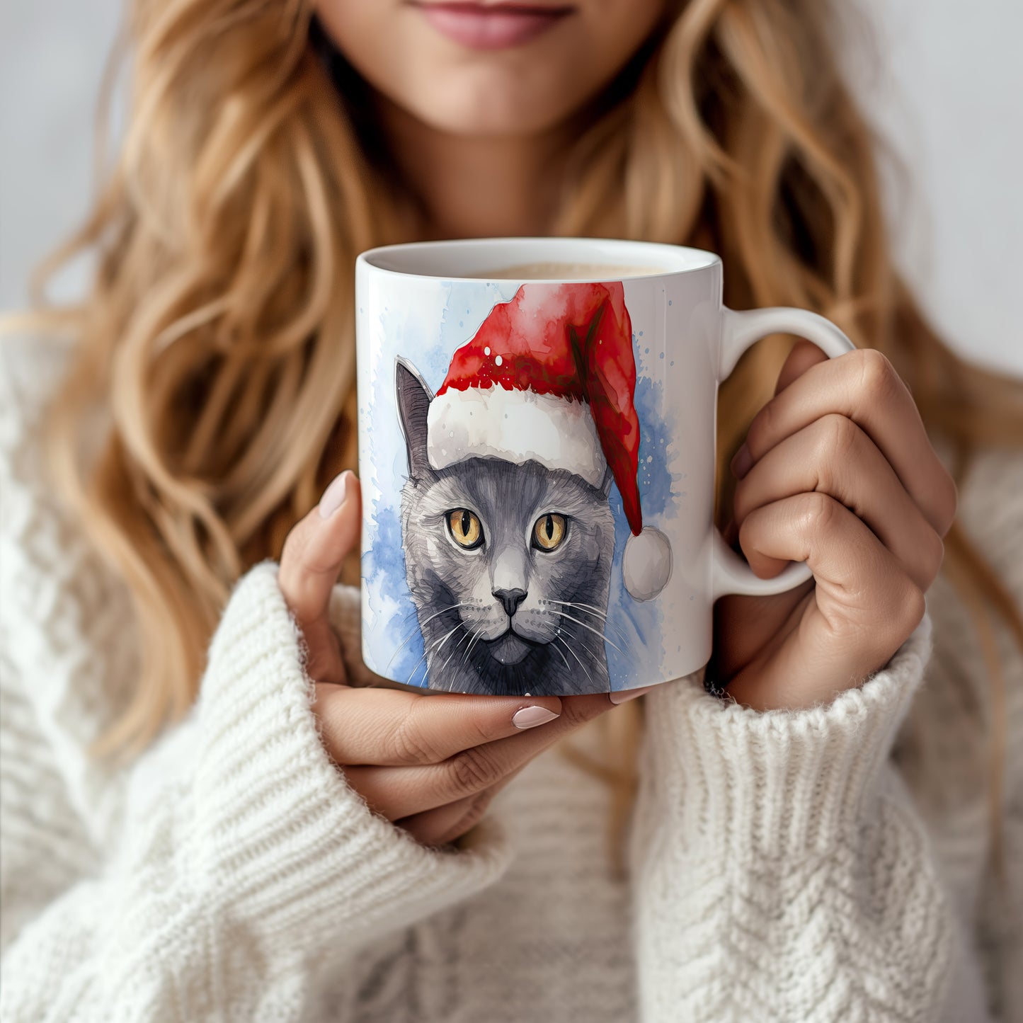 Hrnek s kočkou v čepici Santa Claus – roztomilým motivem