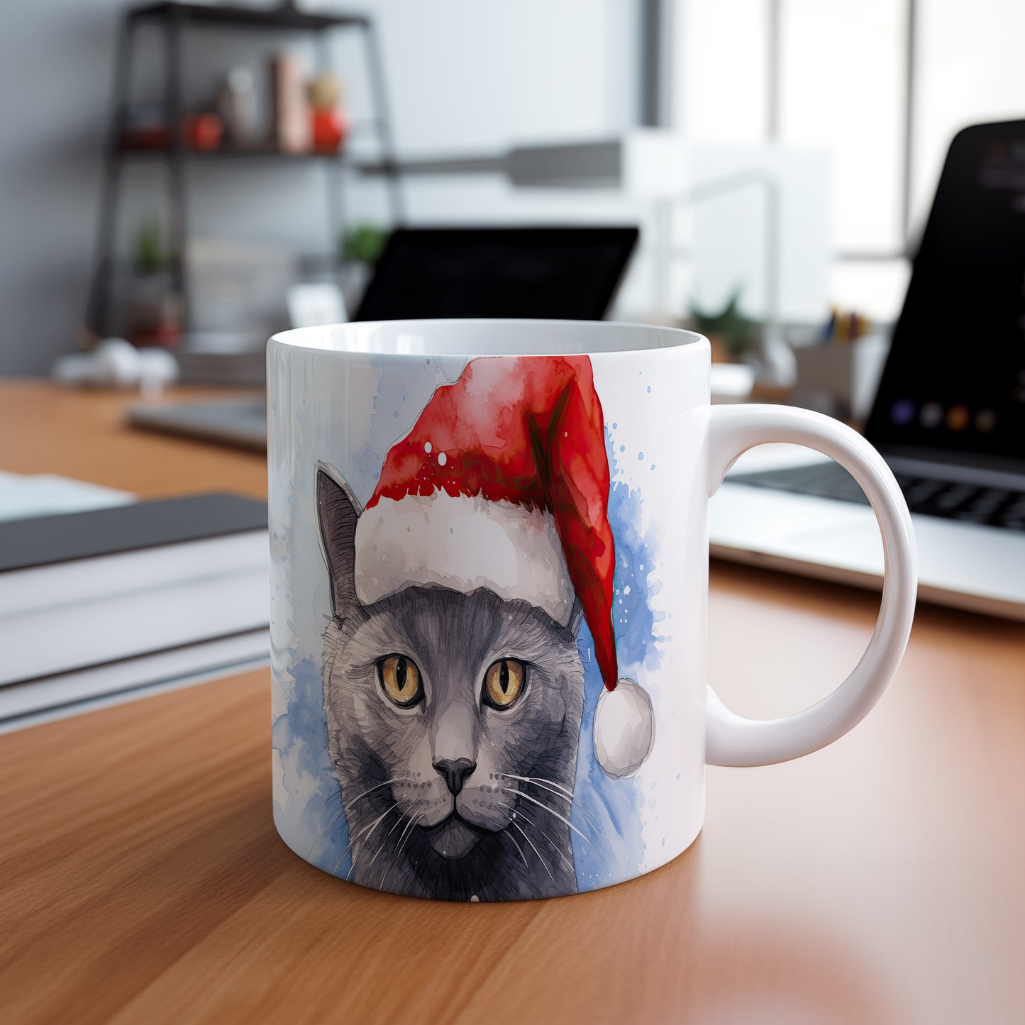 Hrnek s kočkou v čepici Santa Claus – roztomilým motivem