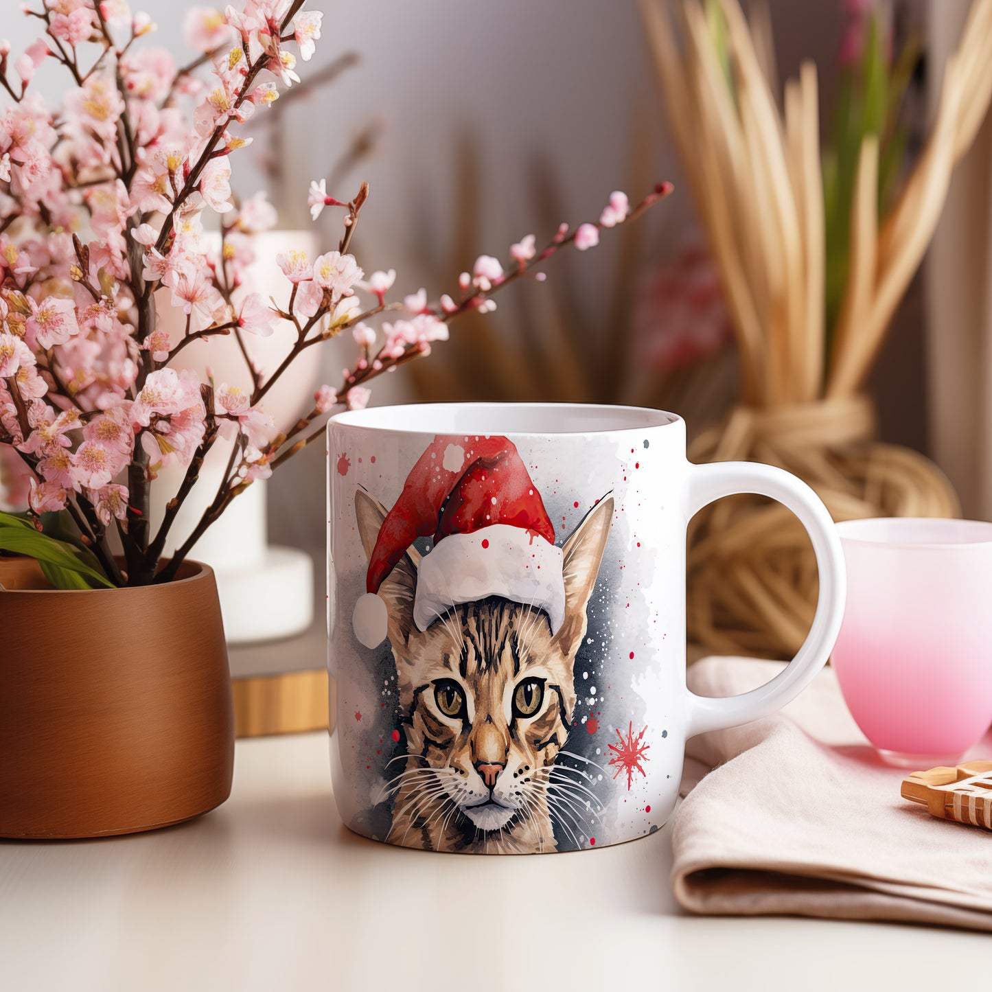 Hrnek s kočkou v čepici Santa – dárkovým tipem
