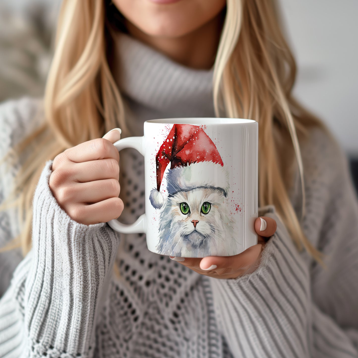 Hrnek s bílou kočkou v Santa čepici – akvarelový styl