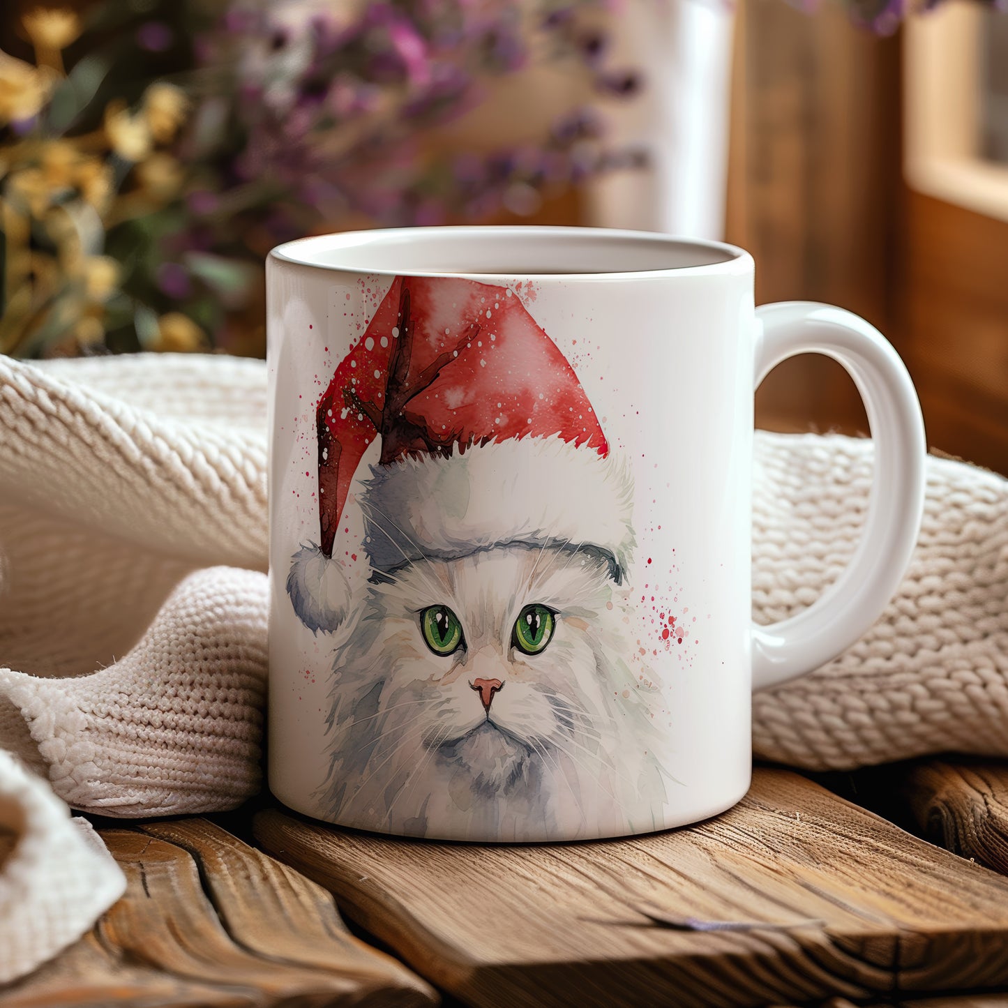 Hrnek s bílou kočkou v Santa čepici – akvarelový styl