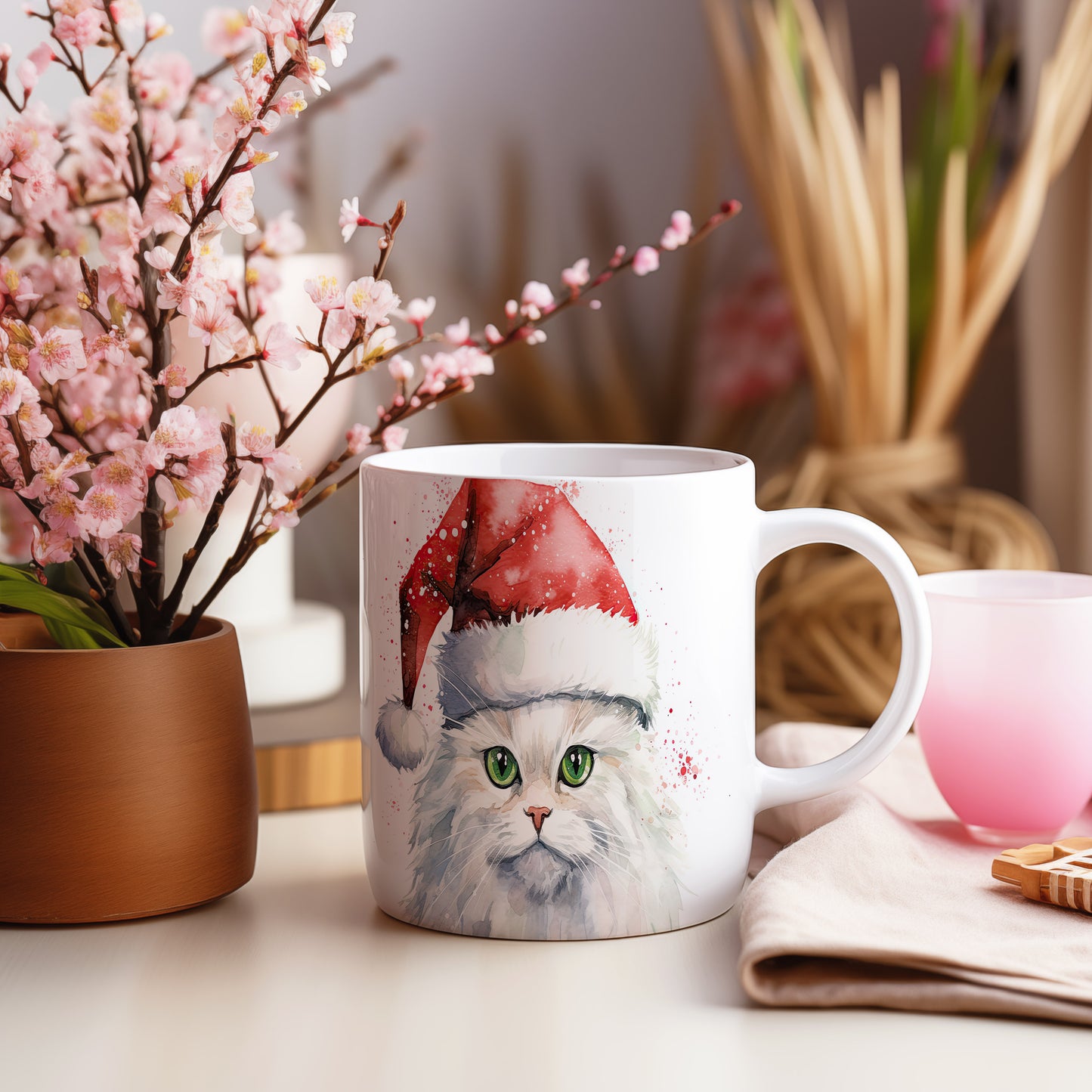 Hrnek s bílou kočkou v Santa čepici – akvarelový styl