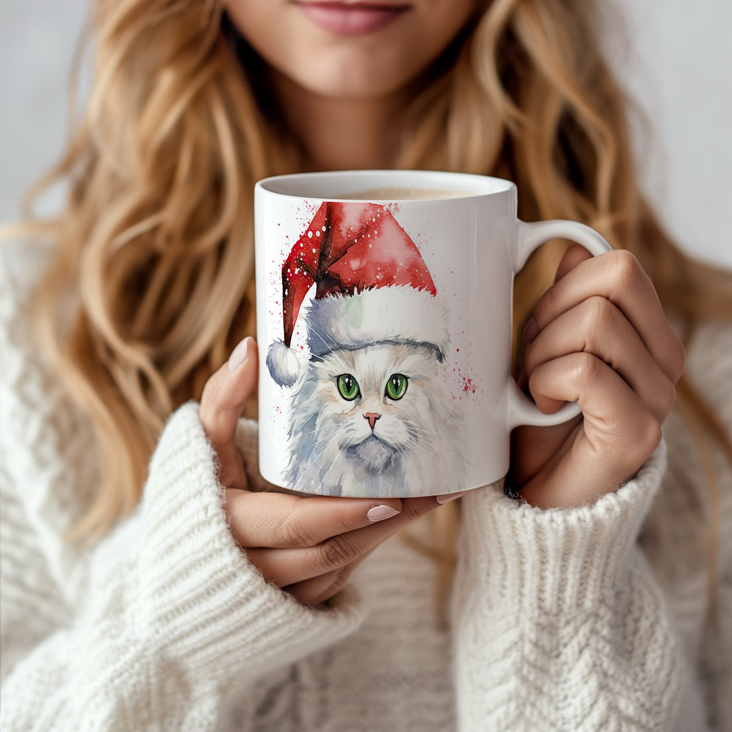 Hrnek s bílou kočkou v Santa čepici – akvarelový styl
