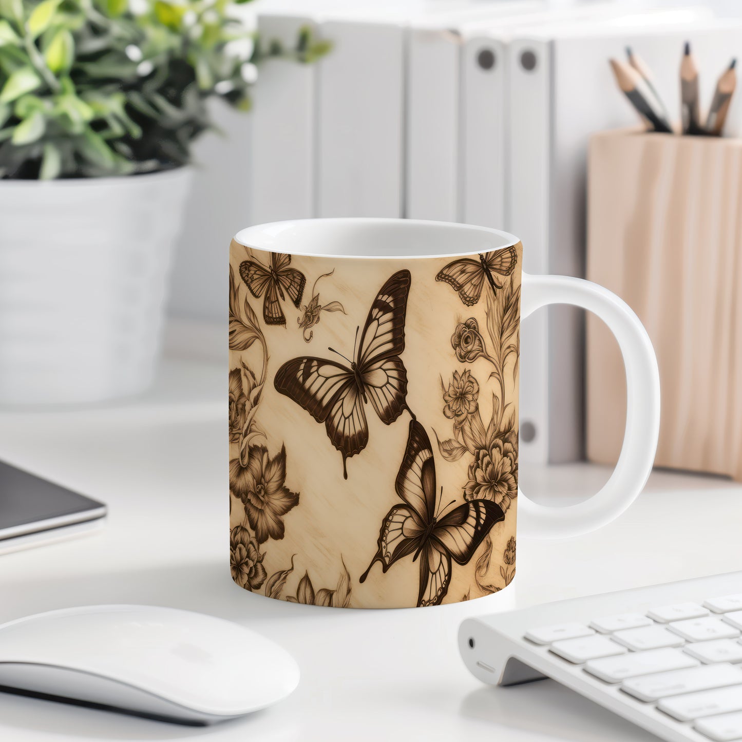 Hrnek s motýly a květinami v béžových tónech – elegantní design