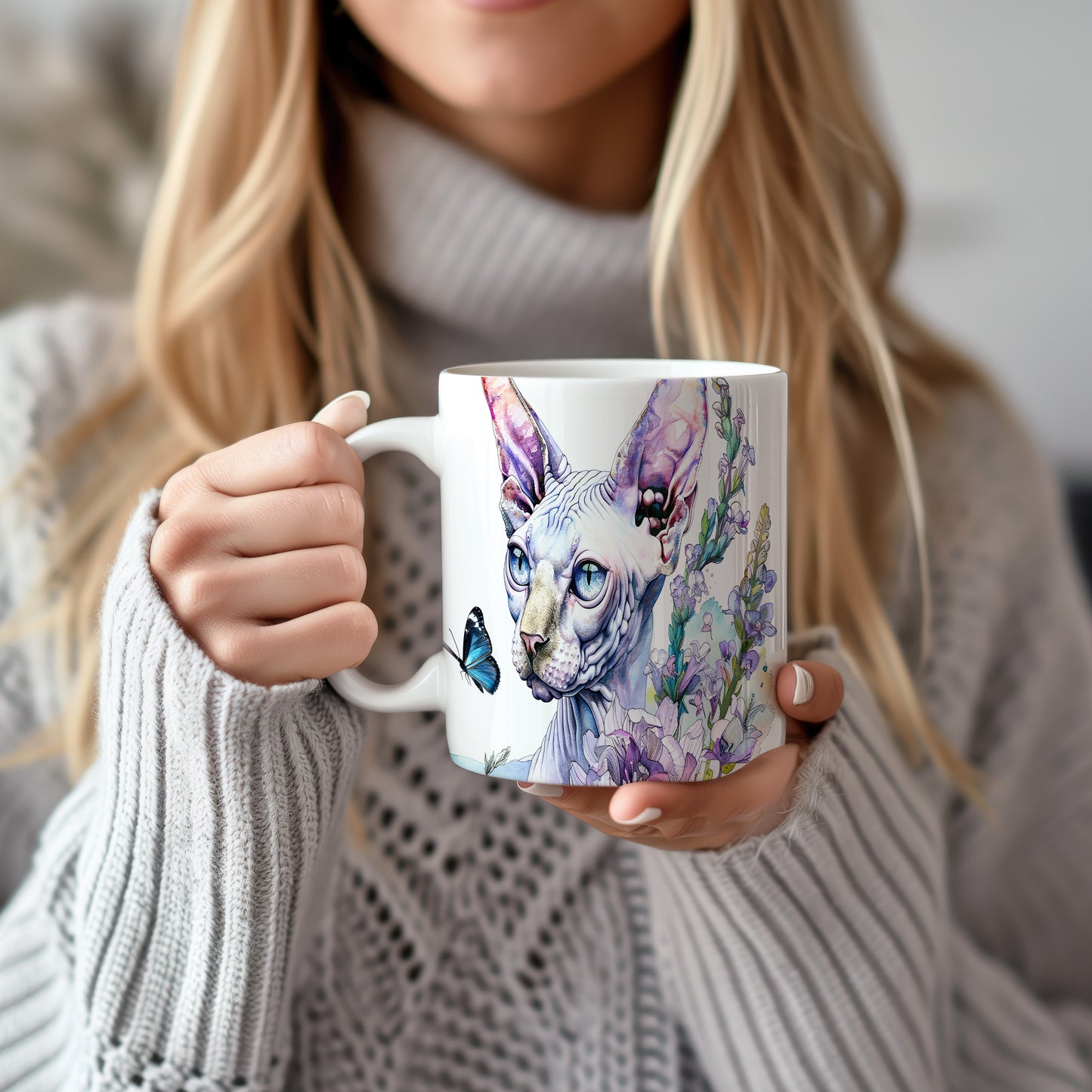 Hrnek se sphynxem a květinami – modrými detaily