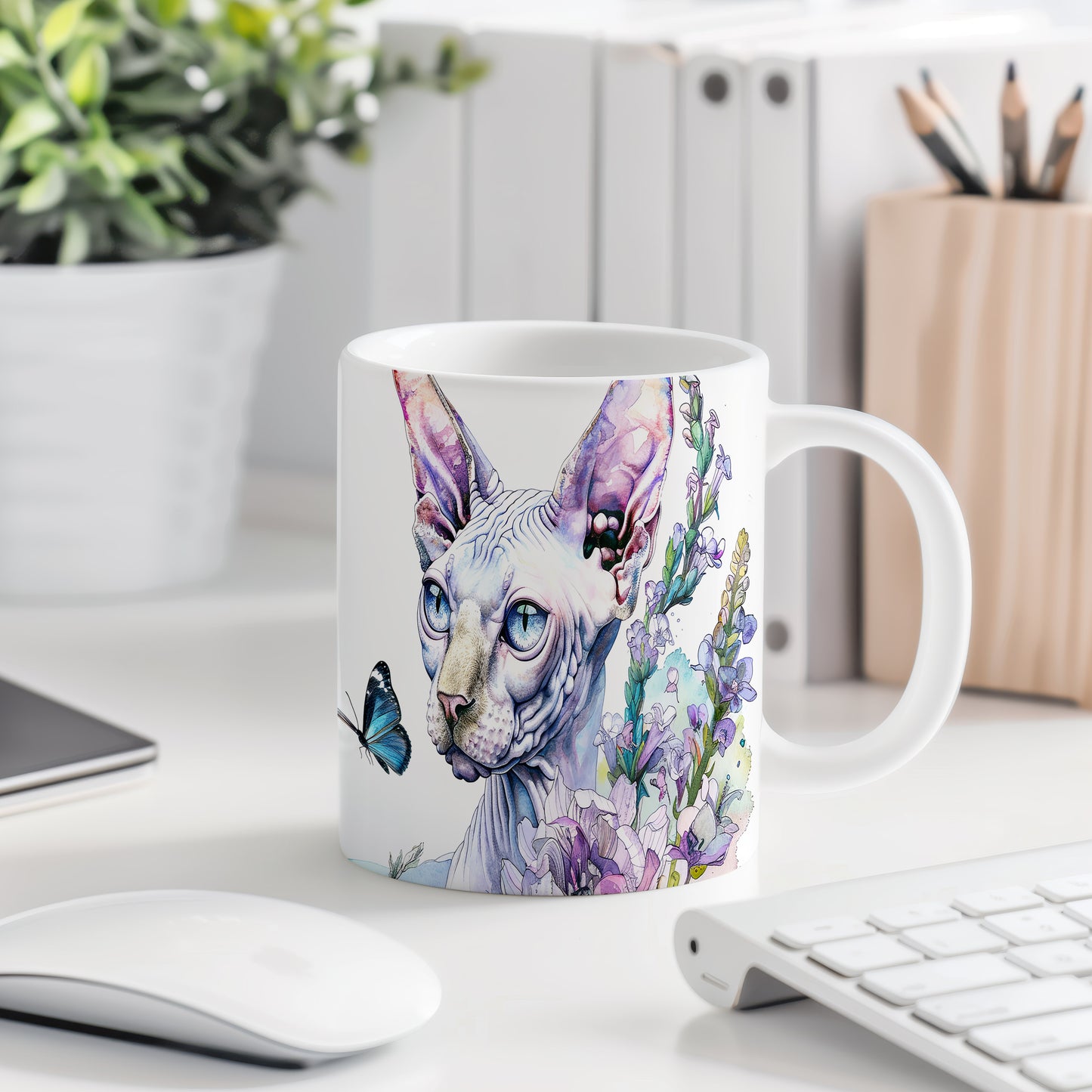Hrnek se sphynxem a květinami – modrými detaily
