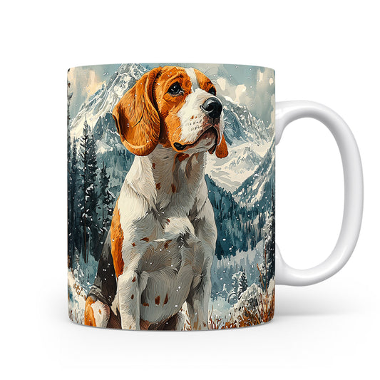 Hrnek s beagle psem v horské krajině