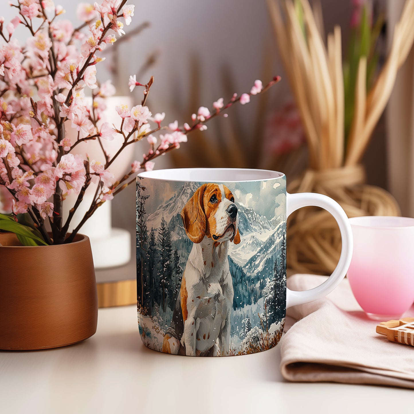 Hrnek s beagle psem v horské krajině