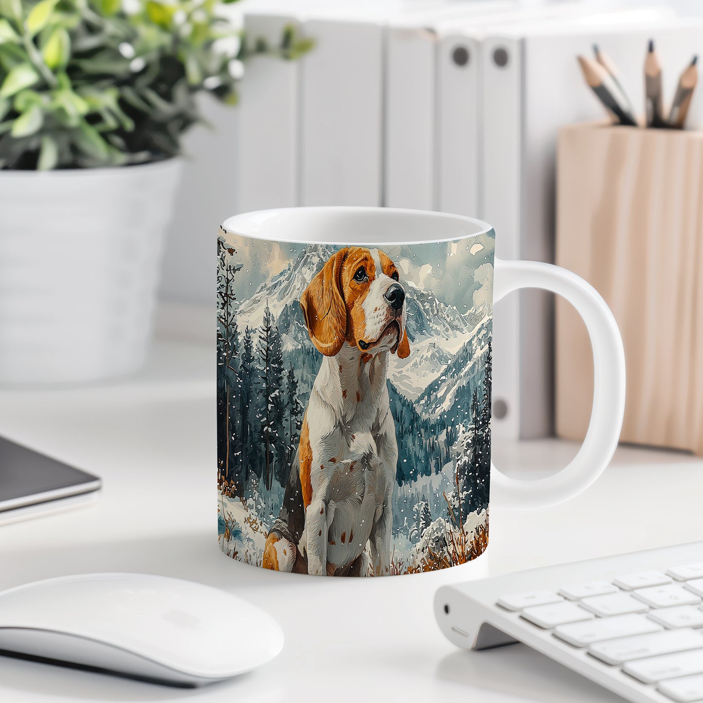 Hrnek s beagle psem v horské krajině