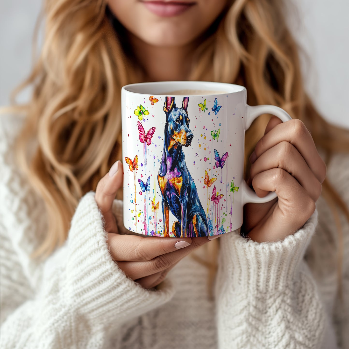 Hrnek s dobermanem a barevnými motýly