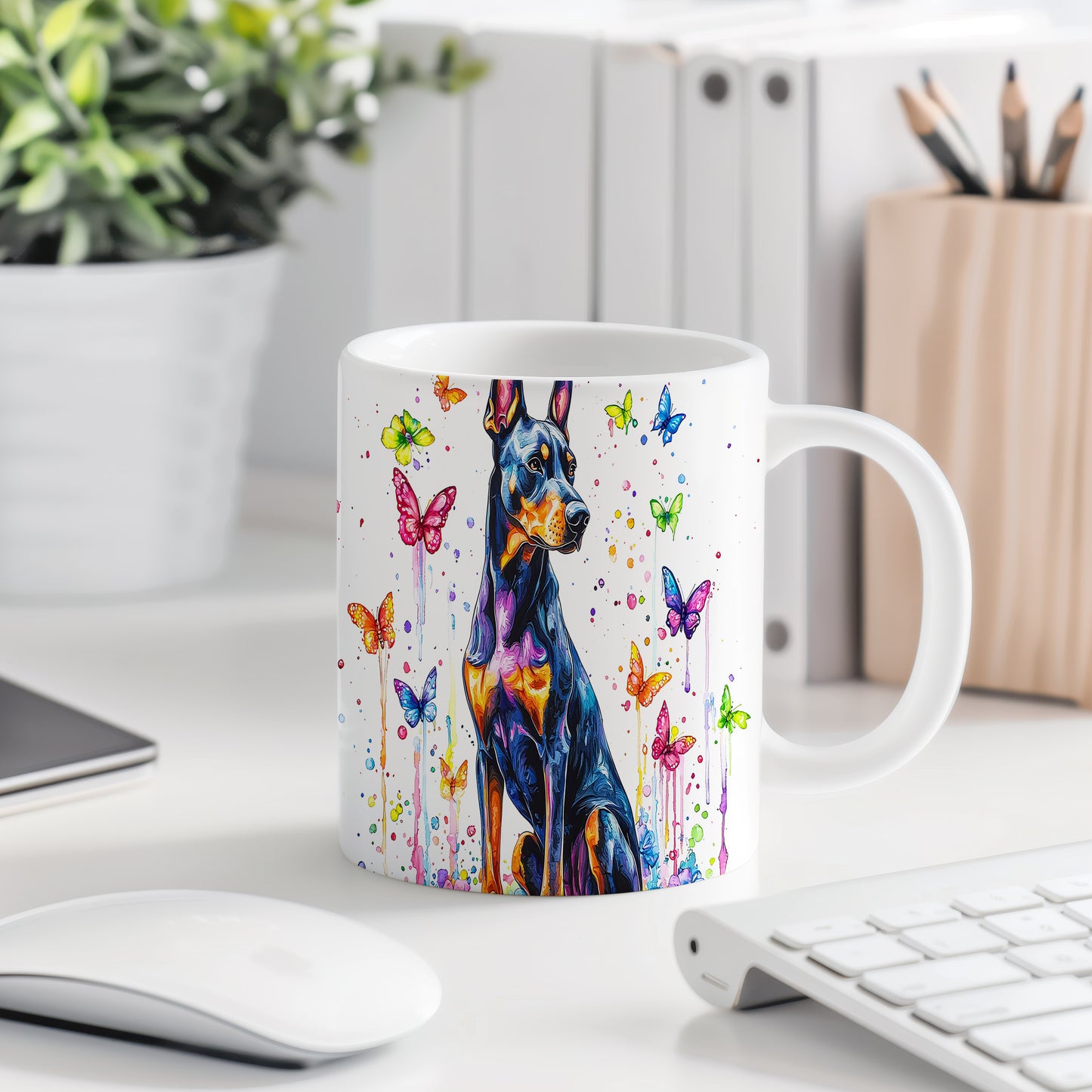 Hrnek s dobermanem a barevnými motýly