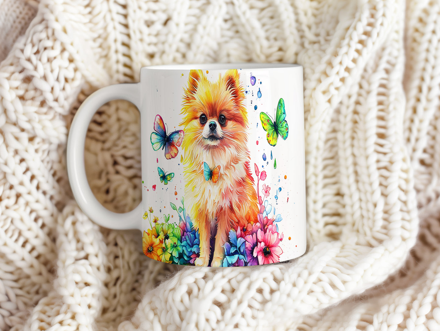 Hrnek s roztomilým pomeranianem a barevnými motýly