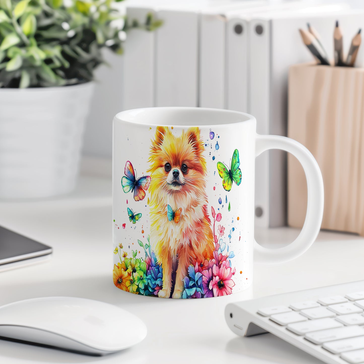 Hrnek s roztomilým pomeranianem a barevnými motýly