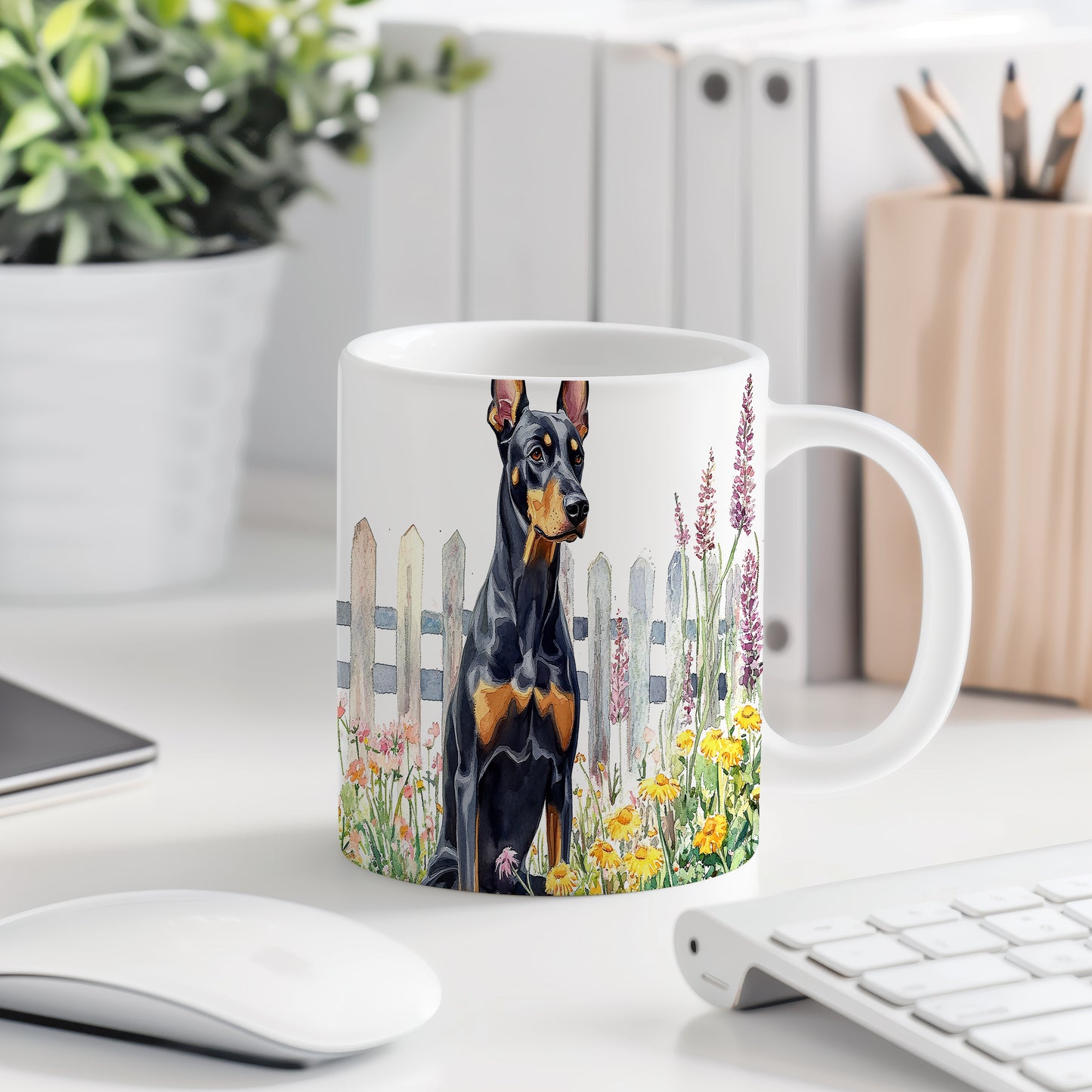 Hrnek s dobermanem v květinách