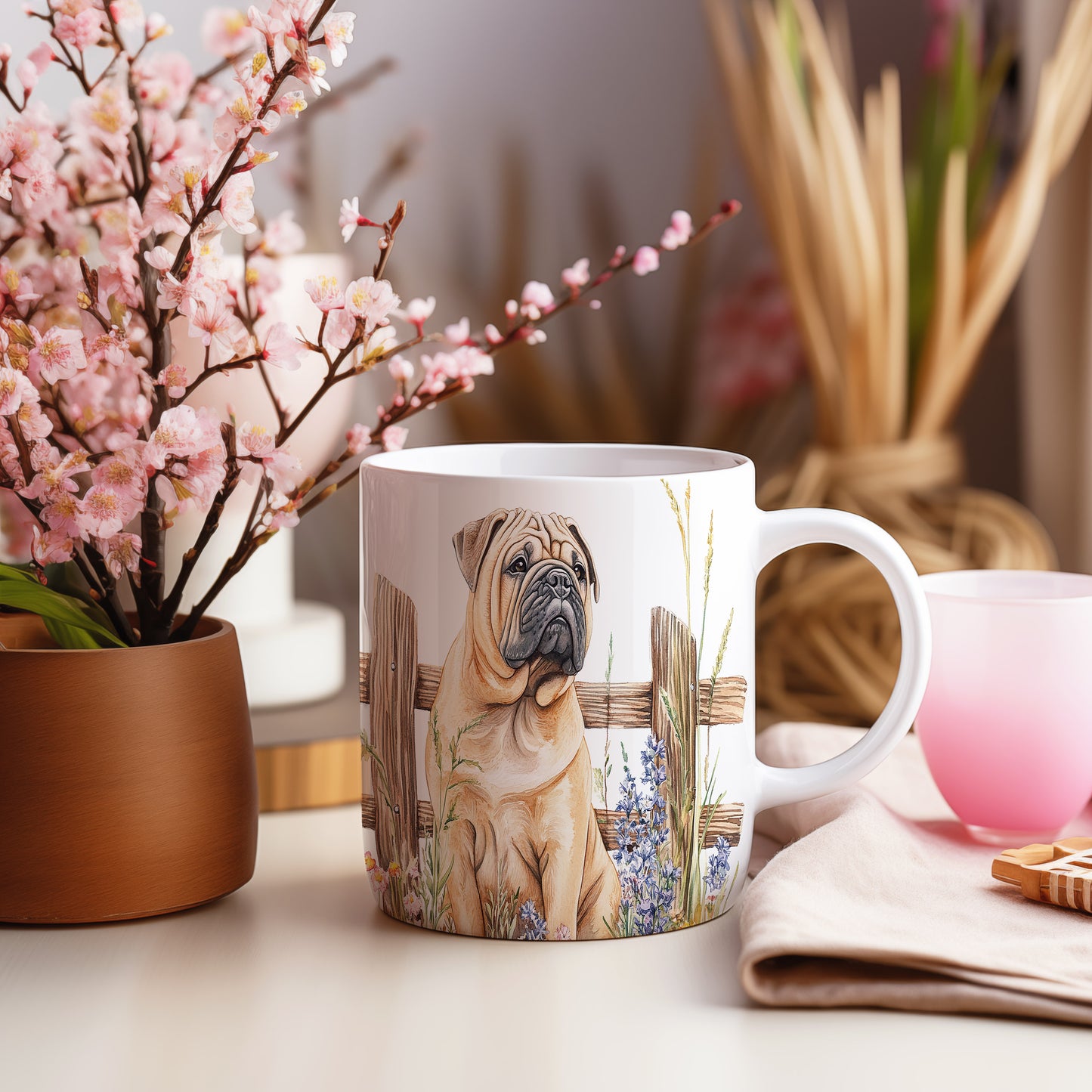 Hrnek se Shar Pei u plotu
