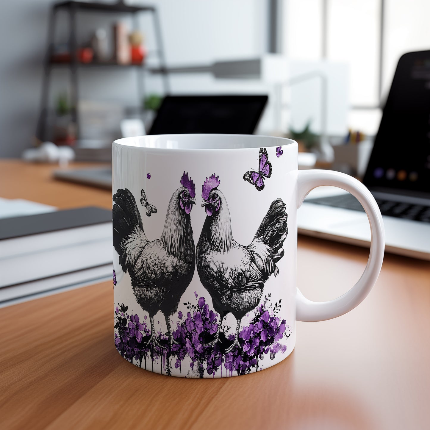 Hrnek s ilustrací dvou slepic mezi květinami