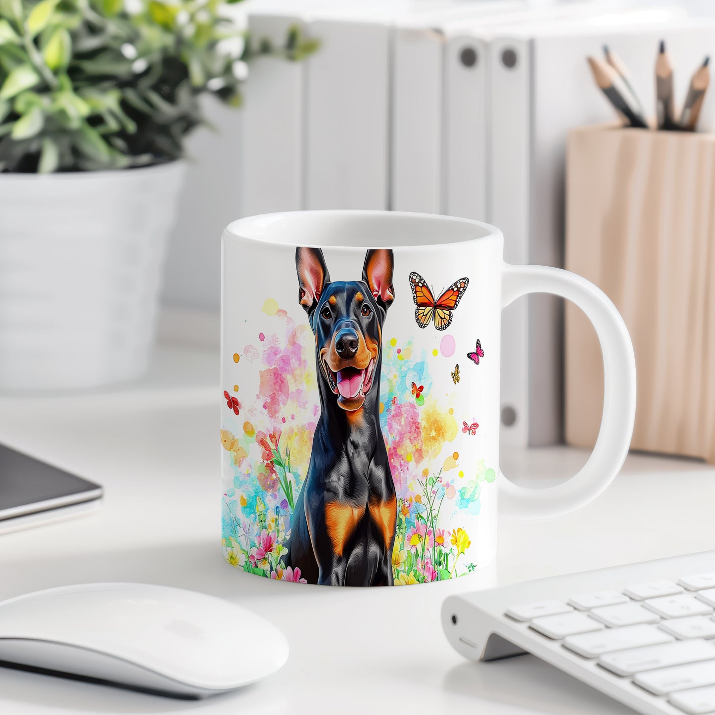 Hrnek s dobromyslným dobermanem – černým akcentem