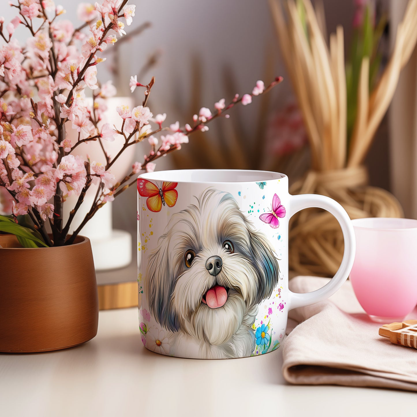 Hrnek s roztomilým shih tzu a květinami v veselých tónech