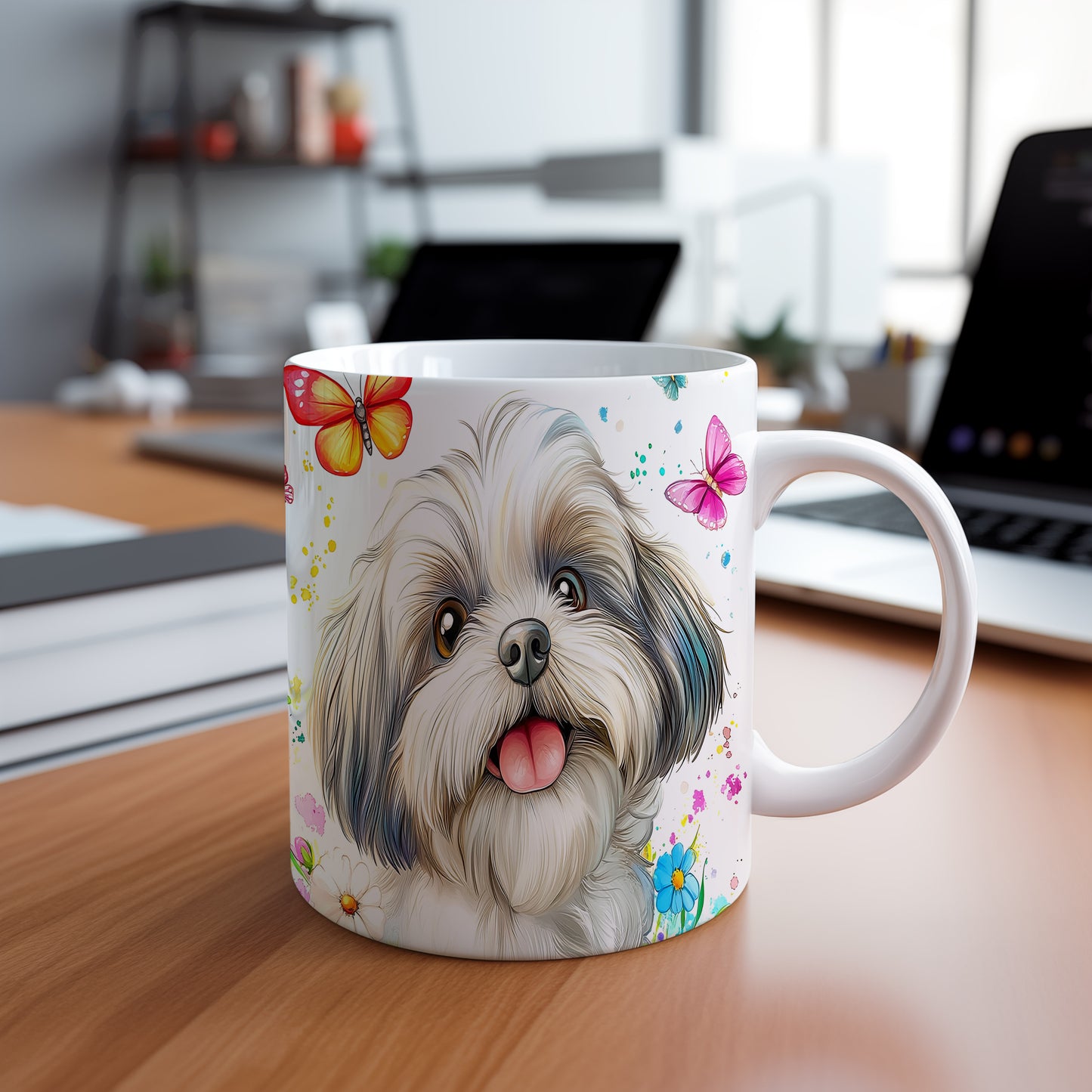 Hrnek s roztomilým shih tzu a květinami v veselých tónech
