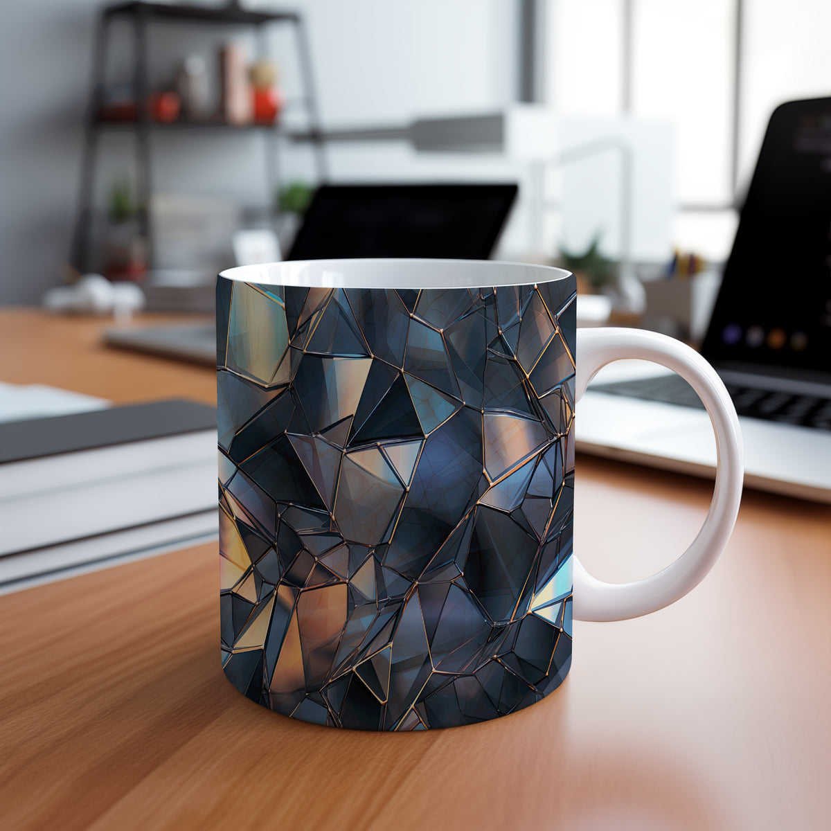Hrnek s krystalickou geometrií v modrých a zlatých tónech a 3D efektem