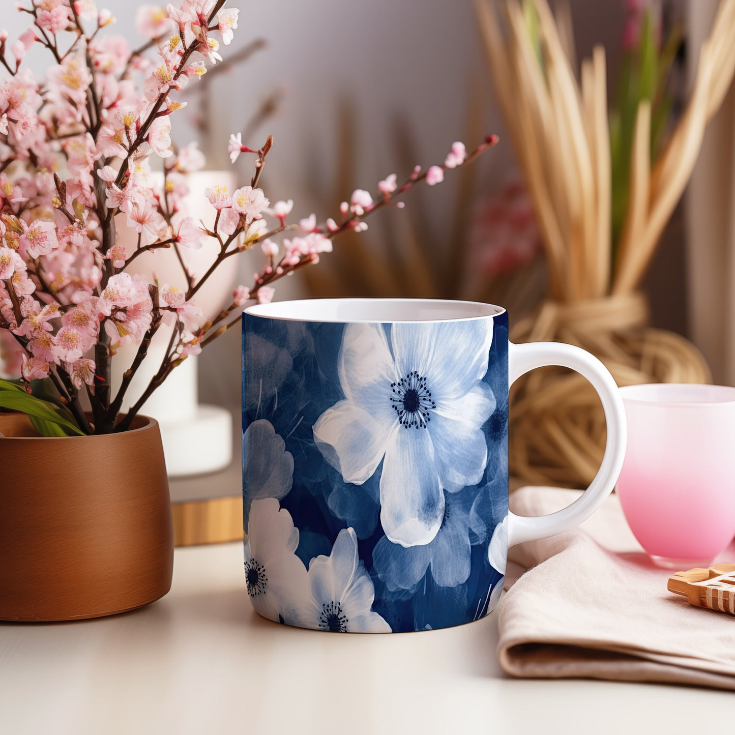 Hrnek s modrými květy - elegantní design pro každodenní používání